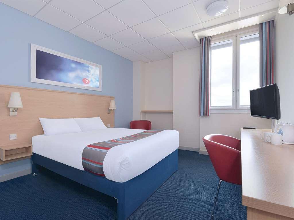 Travelodge Newcastle Whitemare Pool Low Walker Room photo